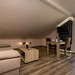 With A Parking Space ゲストハウス 3*