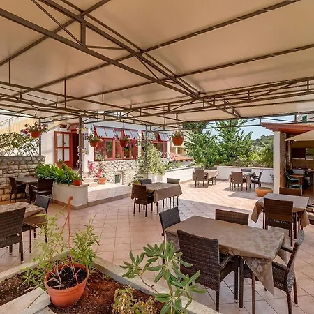 Πανσιόν With A Parking Space Mali Lošinj