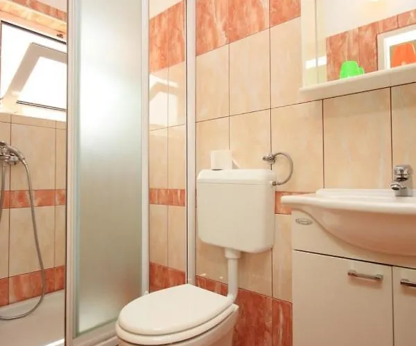 With A Parking Space בית הארחה 3*