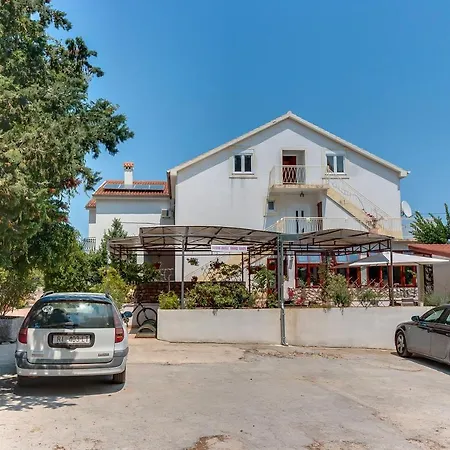 With A Parking Space بيت ضيافة مالي لوشينغْ