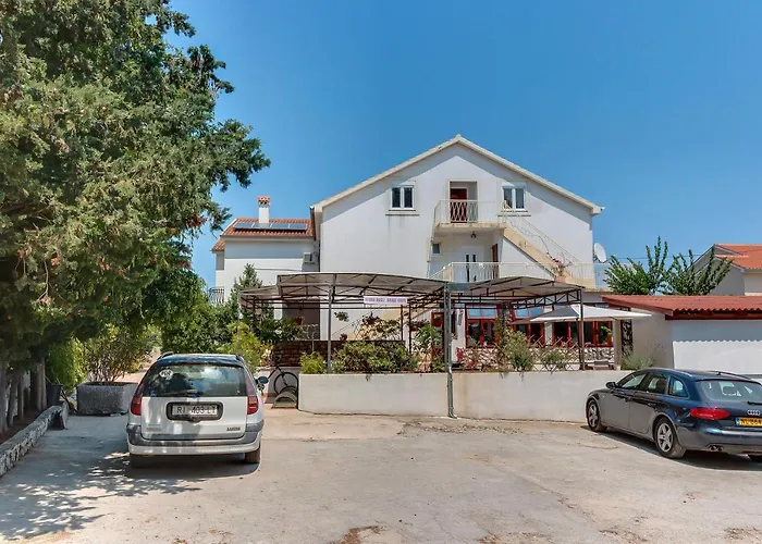 With A Parking Space 게스트하우스 말리로시니