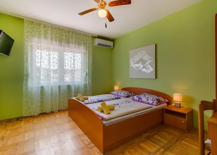 With A Parking Space 말리로시니