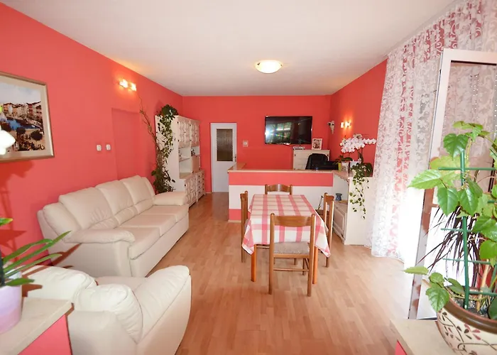 With A Parking Space 게스트하우스 3*