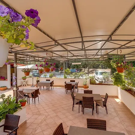 Pensionat With A Parking Space Mali Lošinj