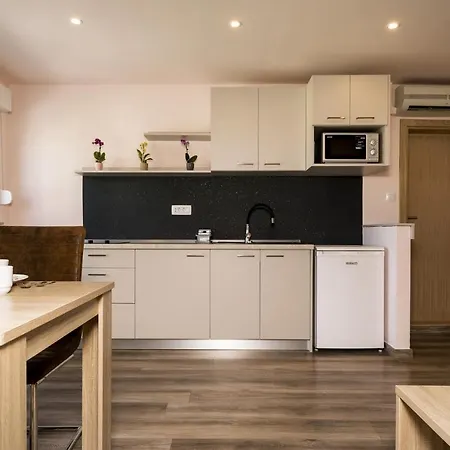 Guest house With A Parking Space Mali Losinj